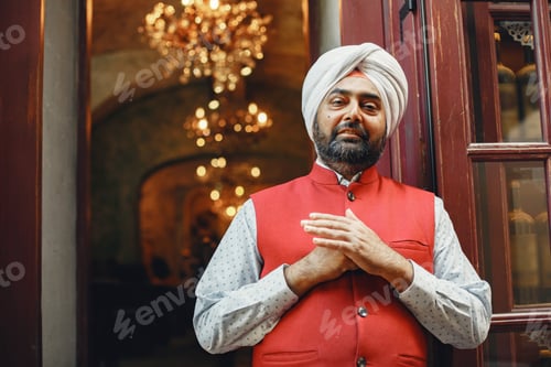 Preview: Portrait of Indian sikh man in turban with bushy beard