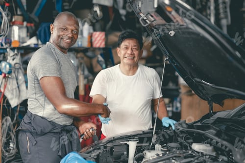 Vista previa: garage mechanic worker team hand shaking together for working together auto car service