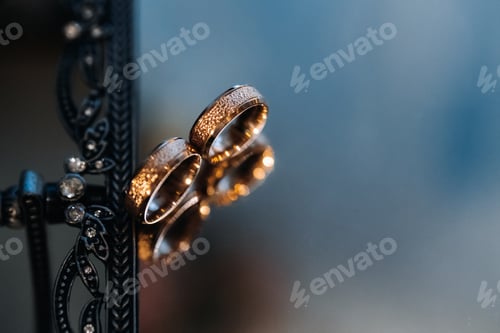 Preview: Close-up of two gold wedding rings for a wedding