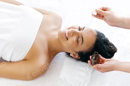 Visualização: Conceito de cuidados com a pele. Hidratação facial. Linda mulher hispânica ou brasileira, embrulhada em um branco