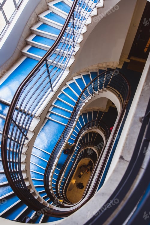 Vorschau: Alte blaue Wendeltreppe, Wendeltreppe in einem alten Haus in Budapest, Ungarn.
Projekt