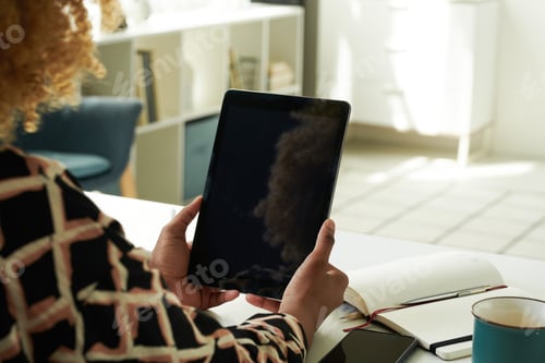 Preview: Woman using tablet pc for online work