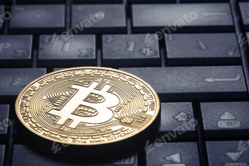 Vista previa: Bitcoin dorado en el teclado de la computadora