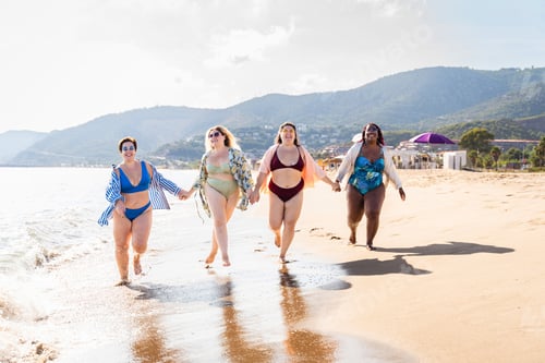 Preview: Group of plus size women with swimwear at the beach