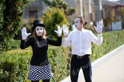 Preview: A couple of merry mimes. He hurries on a date.