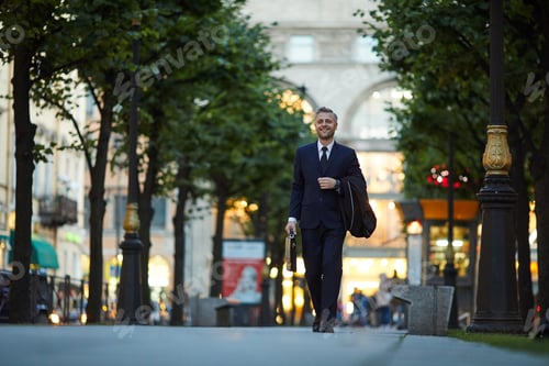 Preview: Businessman in the city