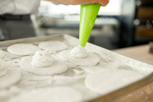 Preview: Filling buns at the manufacturing