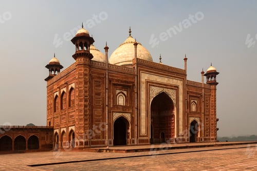 Preview: View of beautiful mosque on territory of Taj-Mahal