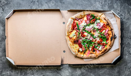 Preview: pizza with jamon in a box