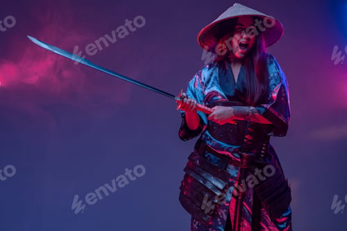 Preview: Screaming woman samurai in fight pose with katana