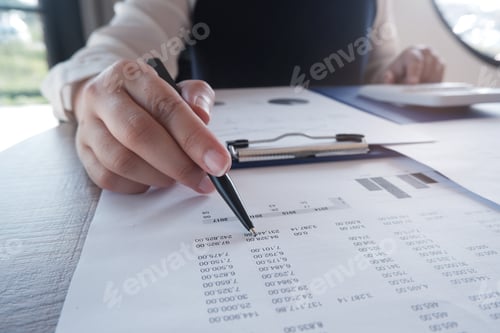 Preview: Accountant calculating
