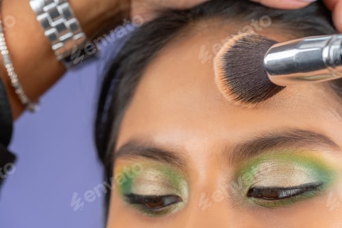 Preview: Applying powder with a brush to a young model