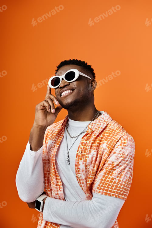 Preview: Stylish Man in White Shirt