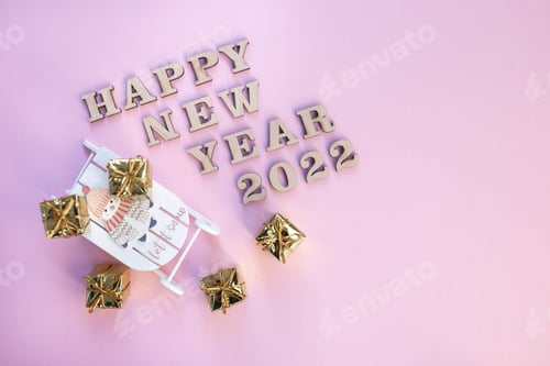 Visualização: Feliz Natal e ano novo 2022, postura plana rosa com trenó de Natal de brinquedo, part3