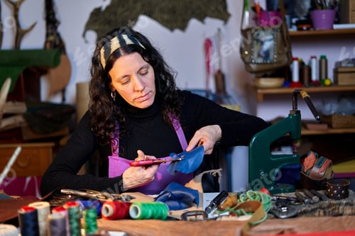 Preview: Craftswoman working leather