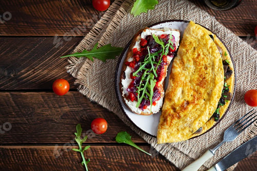 Aperçu: Fried omelet stuffed with mushrooms and sandwich with grilled peppers and caramelized onions