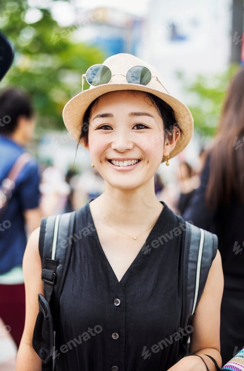Preview: Portrait of a smiling young woman wearing a hat.