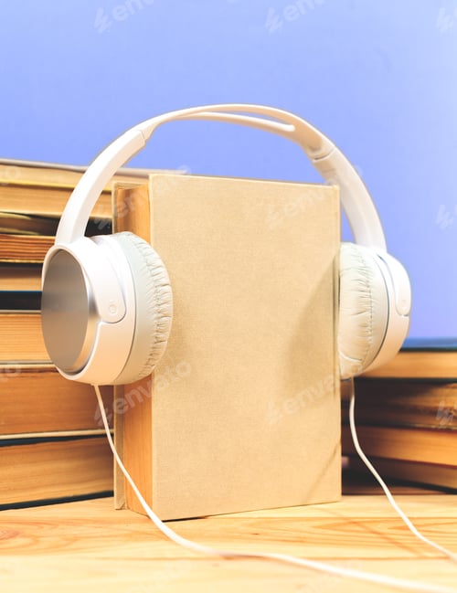 Aperçu: Books on the table with headphones put on them