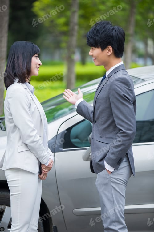 Preview: Young businessman and businesswoman discussion
