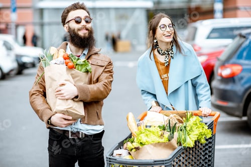 Preview: Couple with shopping bags and food outdoors
