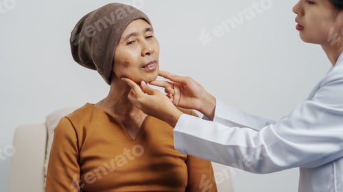 Preview: Elderly Asian female patients and cancer specialists meet by appointment to receive treatment advice