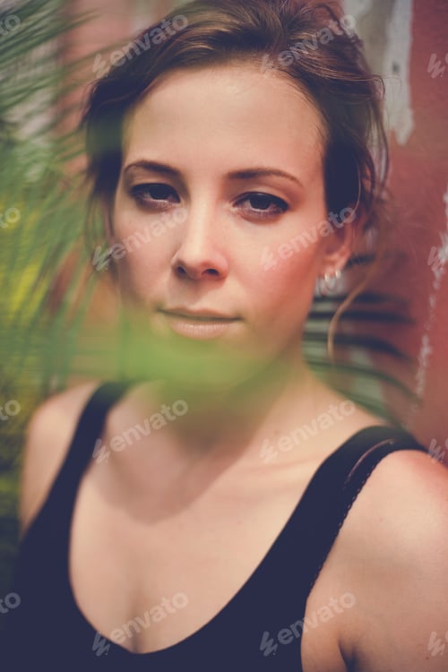 Preview: Portrait of caucasian beautiful woman in outdoors