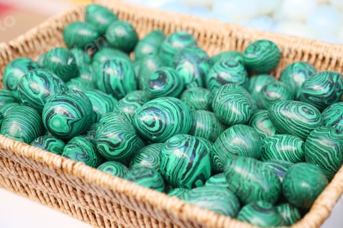 Preview: Colorful green decorative stones arranged in a woven basket