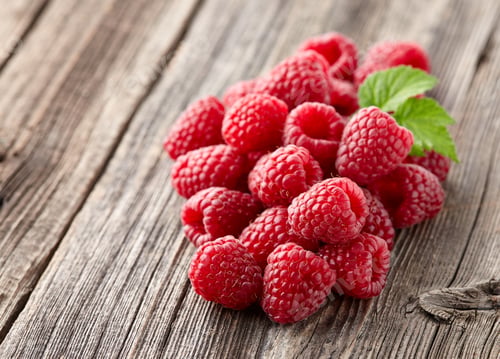 Preview: Raspberry heap on a wooden board