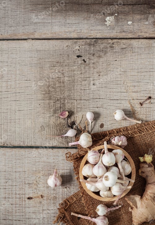 Preview: Garlic in bowls on wooden floor