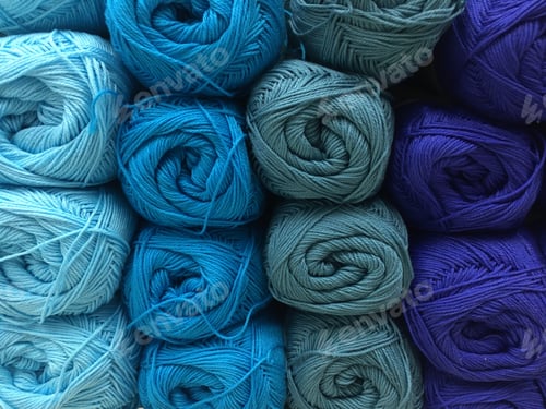 Preview: Colorful Abstract Yarn Rolls in Shades of Blue