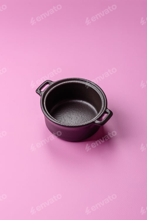 Preview: An empty round ceramic plate on a pink background as a kitchen utensil. An empty plate