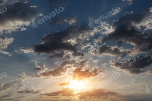 Vorschau: Wunderschöner Sonnenaufgang und Wolken am Abendhimmel als Hintergrund.