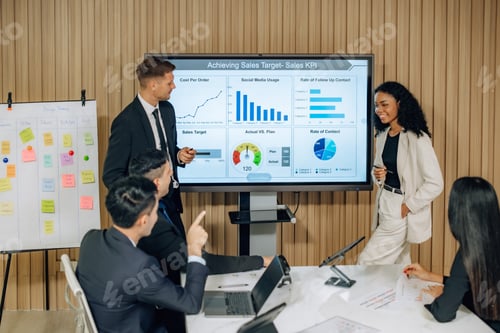 Vista previa: Un equipo diverso innova para los KPI de ventas mediante una lluvia de ideas colaborativa para desarrollar modelos de negocio.