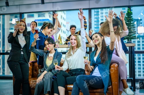 Visualização: Um grupo de empresários segurando uma taça de champanhe em uma festa para comemorar seu sucesso