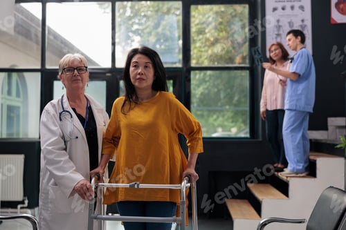 Vorschau: Älterer Arzt unterstützt verletzten Patienten t