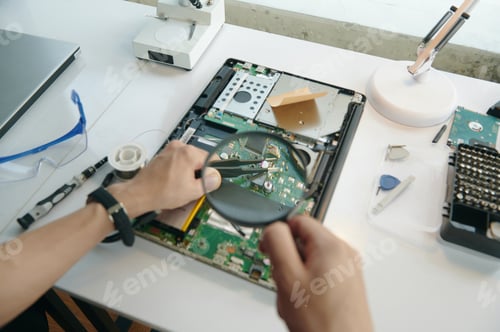Vorschau: Mechaniker repariert die Hauptplatine eines Laptops