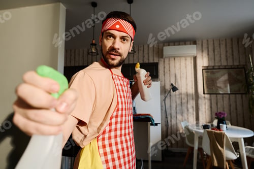 Preview: Guy in apron spraying detergent