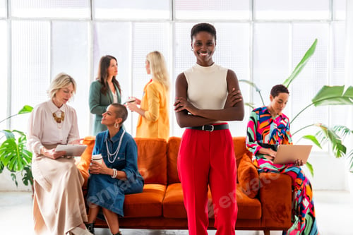 Preview: Group of businesswomen meeting in the office