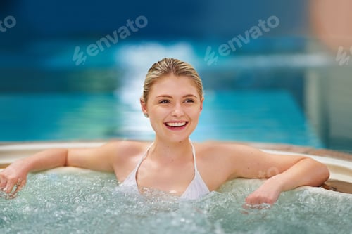 Vorschau: Die Blasen fühlen sich unglaublich an. Aufnahme einer jungen Frau, die sich im Whirlpool eines Spa entspannt.
