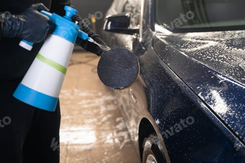 Preview: Detailing master wets car polishing sponge. Professional auto wash concept