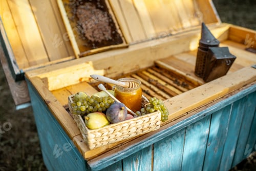 Preview: Sweet fruits and honey on the beehive
