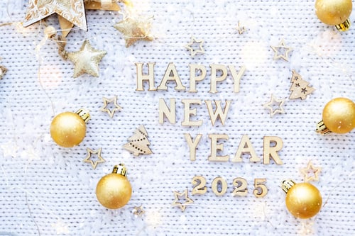 Visualização: Feliz Ano Novo, números de madeira 2025 em um aconchegante fundo de malha branca festivo com lantejoulas, estrelas, porco