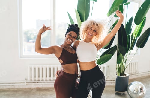 Preview: Smiling multiracial women in sportswear