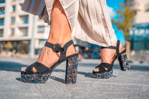 Preview: Detail of the precious footwear