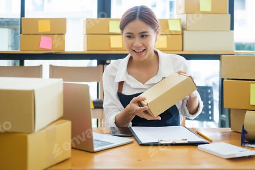 Preview: Asian businesswoman happy Home delivery service and working service mind.