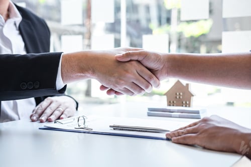 Preview: Finishing to successful deal of real estate