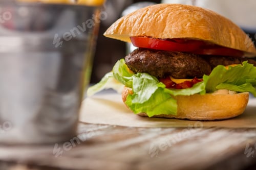 Preview: Burger with tomato slices