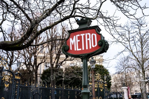 Preview: Le Tromé logo at the entrance to the Paris metro, a typical French metropolitan cartel.