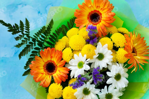 Aperçu: Basket bouquet of gerbera and chrysanthemums on a stone background.