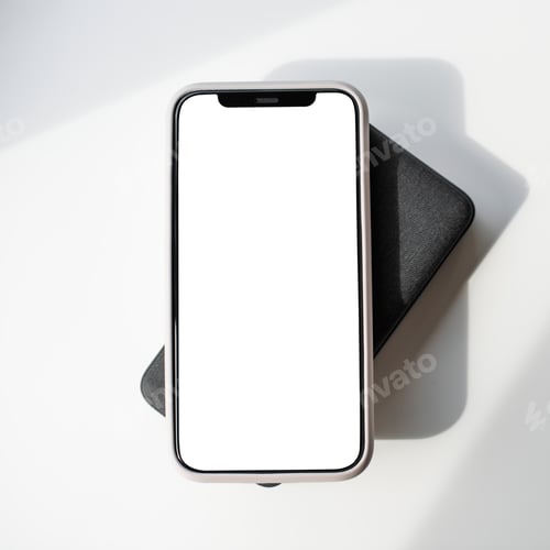 Preview: Smartphone with blank screen on innovative wireless charger